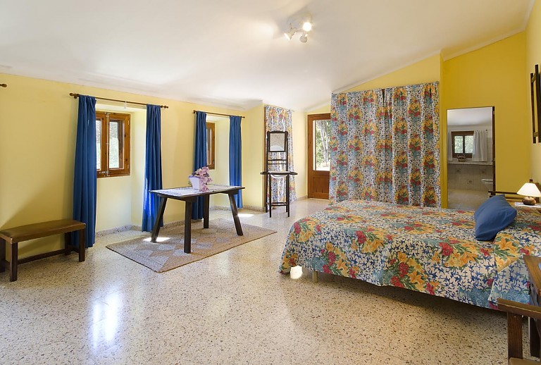 Schlafzimmer Doppelbett Fenster Nachttische Lampen