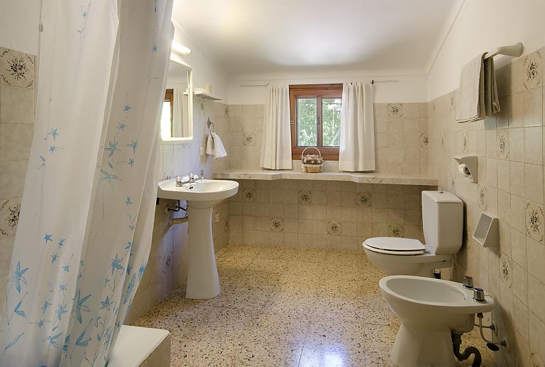 Bad WC Bidet Waschbecken Spiegel Dusche Fenster