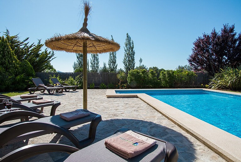 Aussenbereich Pool Sonnenliegen Sonnenschirm Gartenmoebel