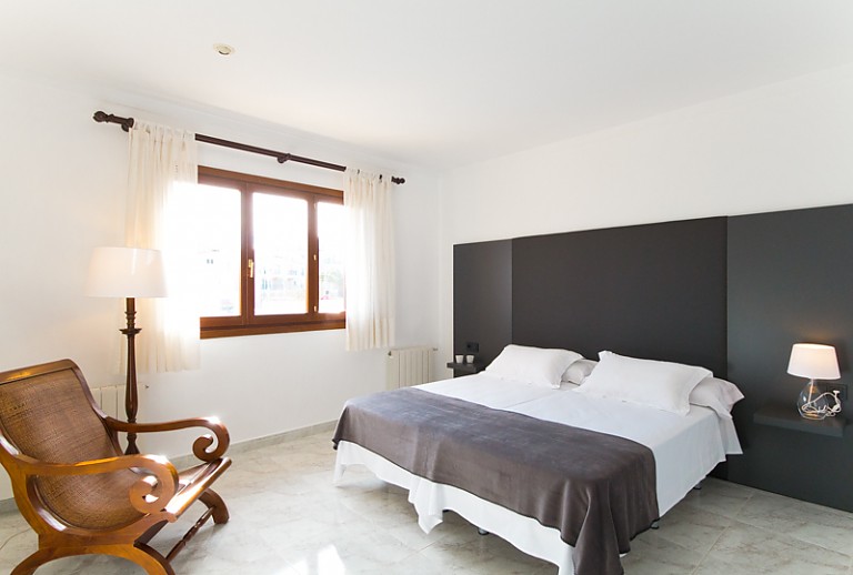 Schlafzimmer Doppelbett Nachttisch Lampen Fenster Stehlampe Stuhl