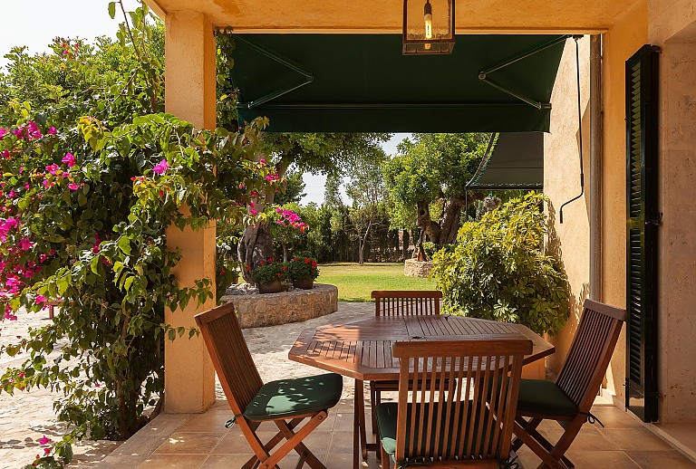 Terrasse Gartenmoebel Tisch Stuehle Rasenflaeche