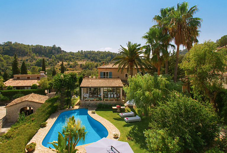 Palmen Büsche Pool Himmel Finca Landschaft