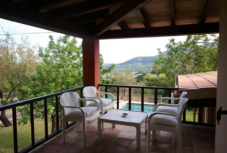 Terrasse Stuehle Tisch Gelaender Panoramablick Holzdecke