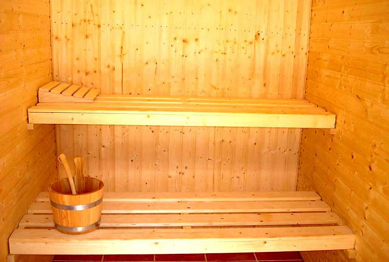 Sauna Aufgusseimer Bänke
