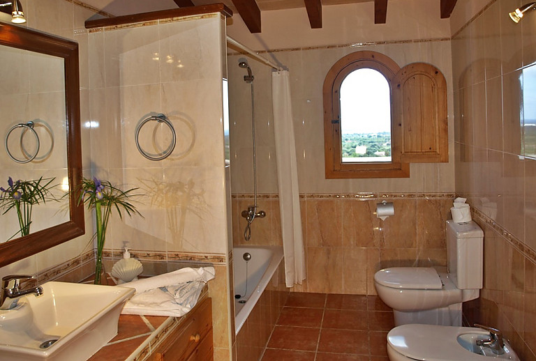 Bad Wanne Fenster WC Bidet Waschbecken Spiegel
