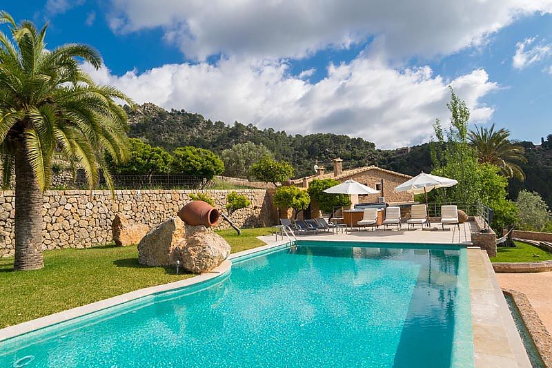 Pool Palmen Rasen Sonnenschirme Liegen Terrasse Weitblick