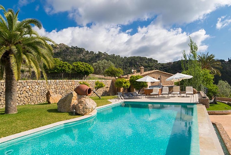 Pool Palmen Rasen Sonnenschirme Liegen Terrasse Weitblick
