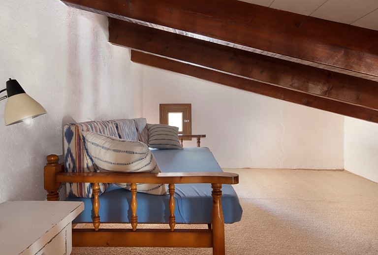 Schlafzimmer Bett Kommode Lampe Fenster Deckenbalken