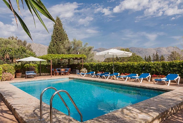 Sonnenliegen Pool Himmel Berge