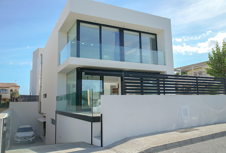 Ferienhaus Tiefgarageneinfahrt Balkon Fensterfront