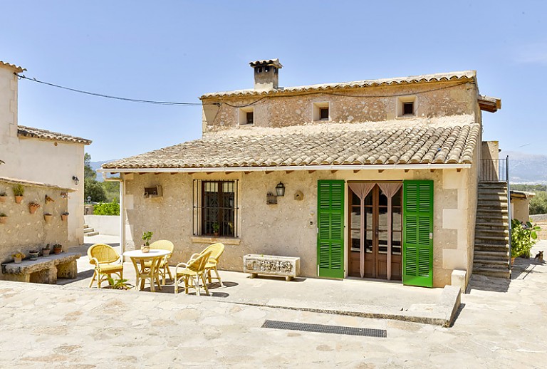 Haus Korbstühle Tisch Topfpflanzen
