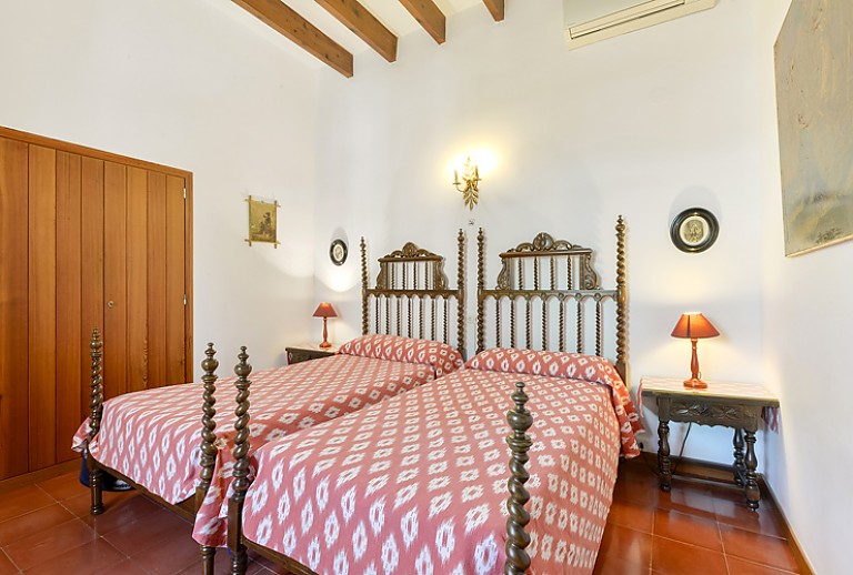 Schlafzimmer Betten Schrank Lampen