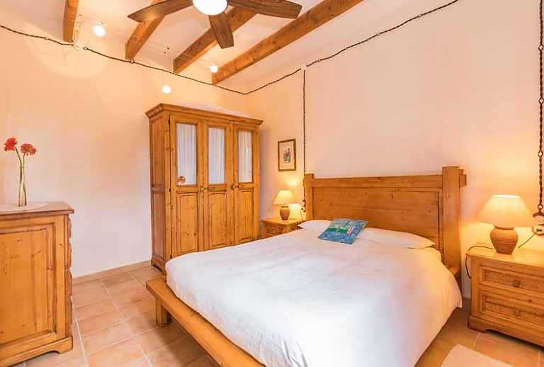 Doppelbett Schrank Nachttisch Lampen