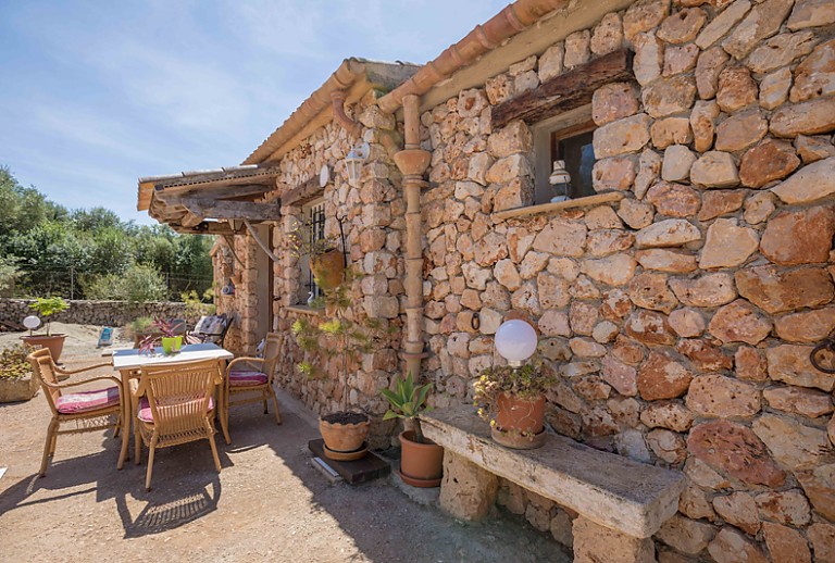 Finca Fassade Tisch Korbstühle