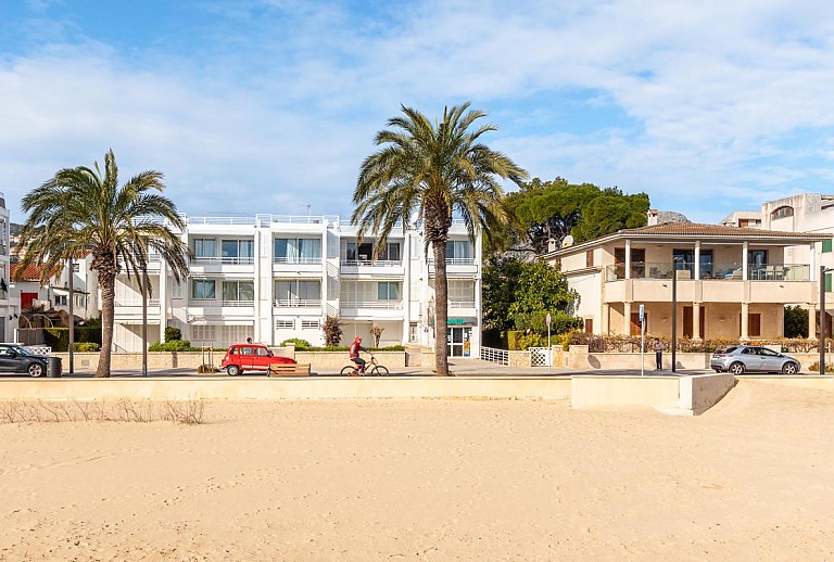 Strand mit Palmen und Blick auf das Apartment