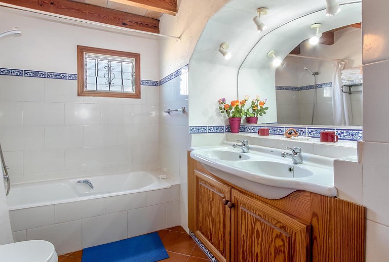 Badezimmer mit Großem Spiegel Wanne und Waschbecken