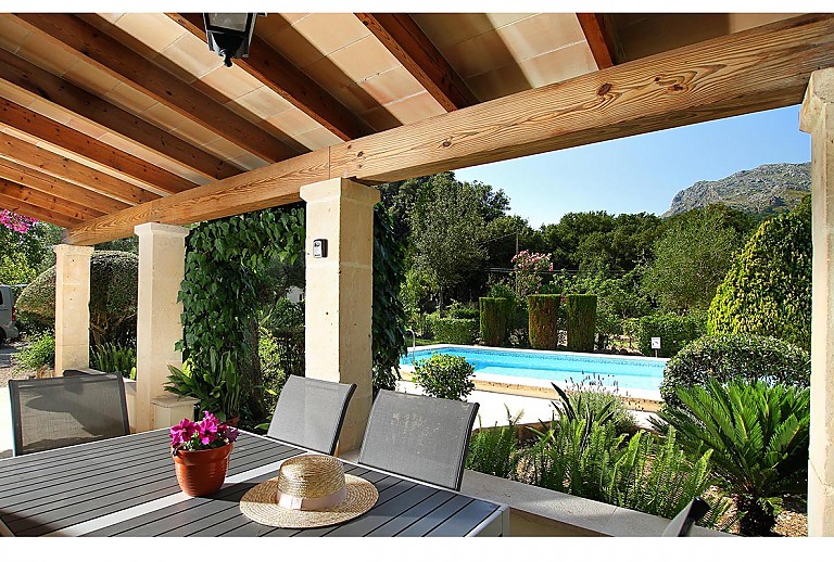 Terrasse mit Esstisch Stühlen und Blick in den Garten