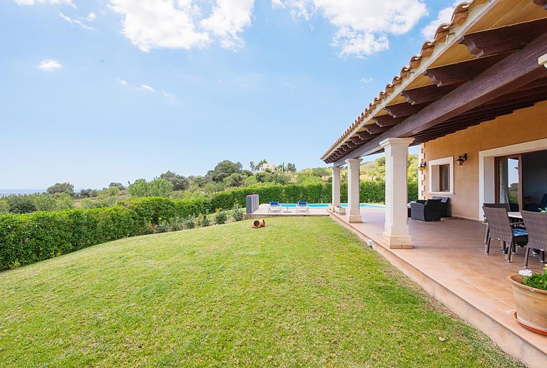 Terrasse und Rasenfläche vor der Finca