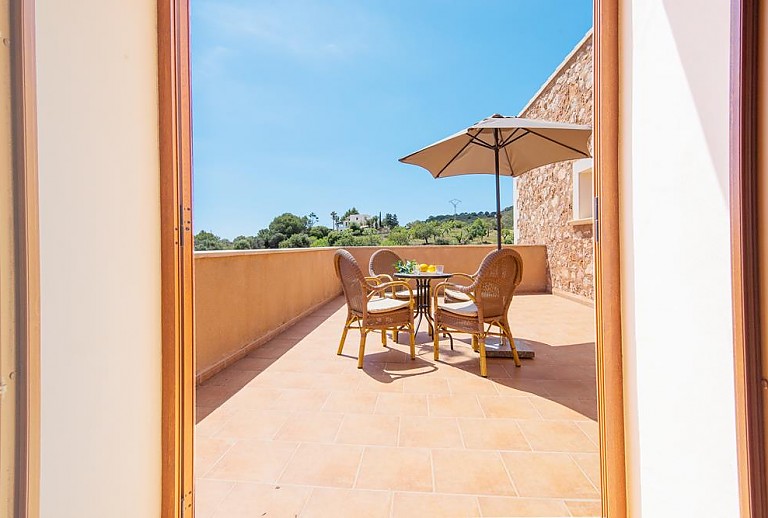 Terrasse mit Weitblick und Sitzmöbeln