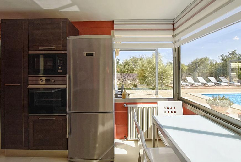 Küche mit Esstisch und Kühlschrank