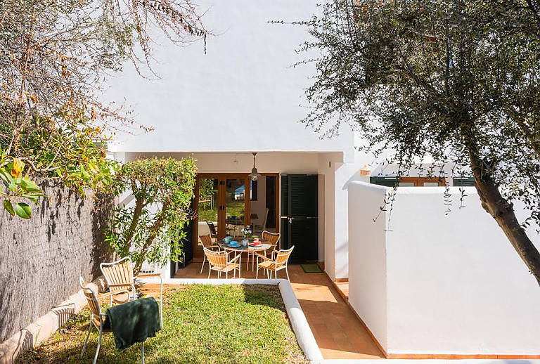 Garten und Terrasse mit Sitzmöbeln