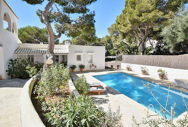 Pool mit Sonnenliegen vor dem Ferienhaus