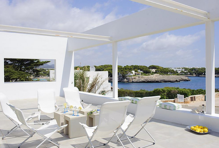 Terrasse mit Gartenmöbeln und Meerblick