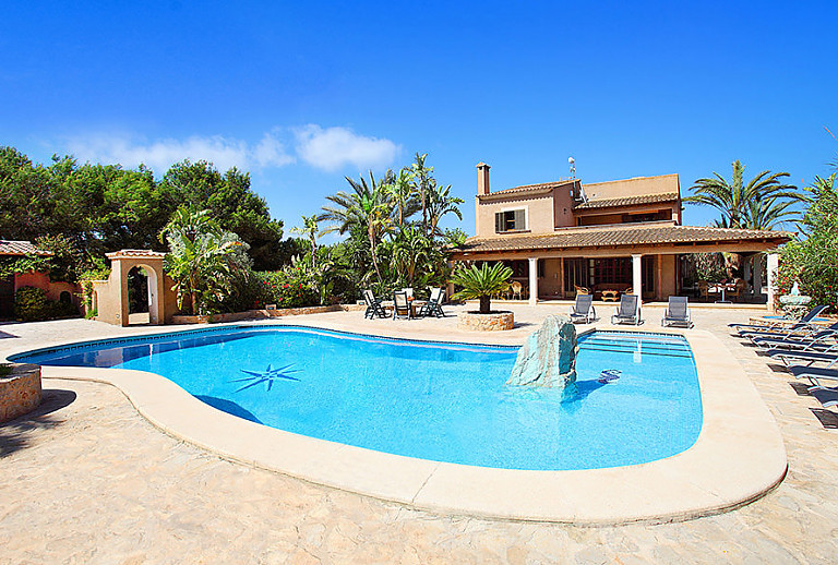 Pool mit Sonnenliegen vor dem Ferienhaus