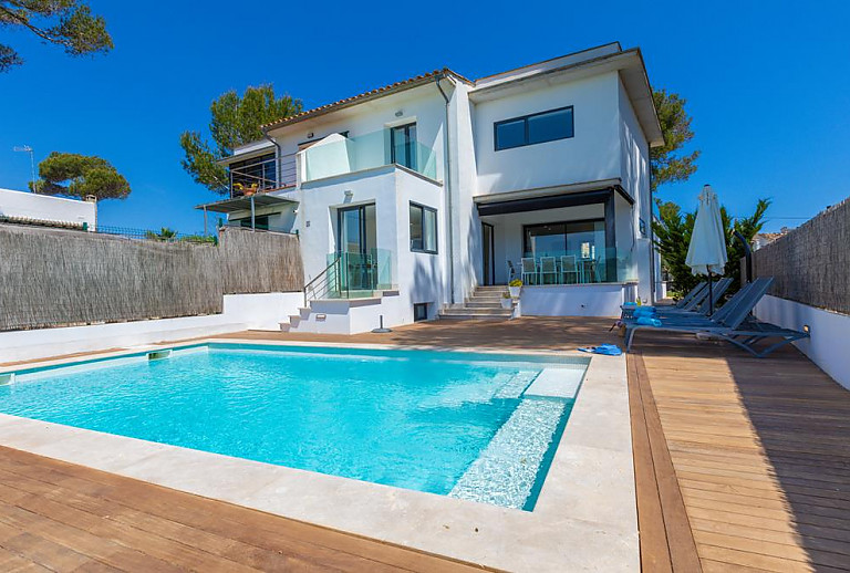 Pool mit Sonnenliegen vor dem Ferienhaus