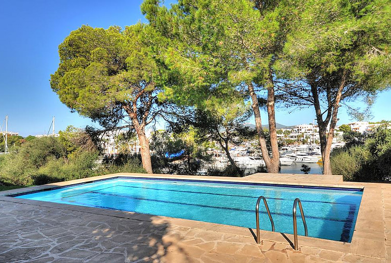 Bäume am Pool mit Blick auf den Hafen