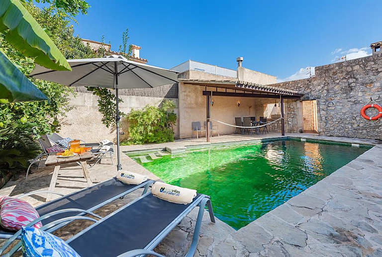 Sonnenliegen am Pool im Hof des Ferienhauses