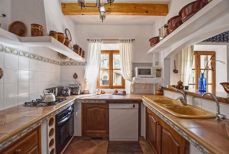 Küche mit Geschirrspüler und Fenster