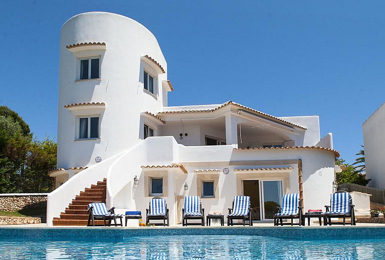 Pool mit Sonnenliegen vor dem Ferienhaus