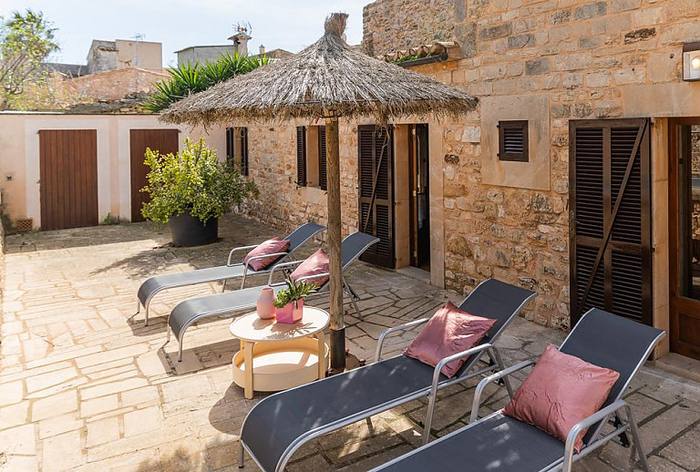 Sonnenliegen auf der Terrasse vor dem Ferienhaus