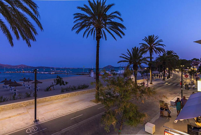 Nachtaufnahme vom Balkon zum Strand mit Palmen