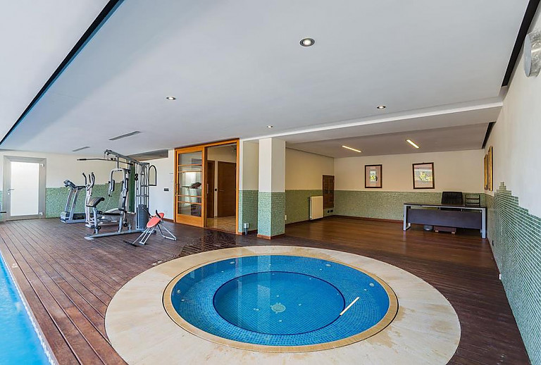 Fitnessstudio und Innenpool im Ferienhaus