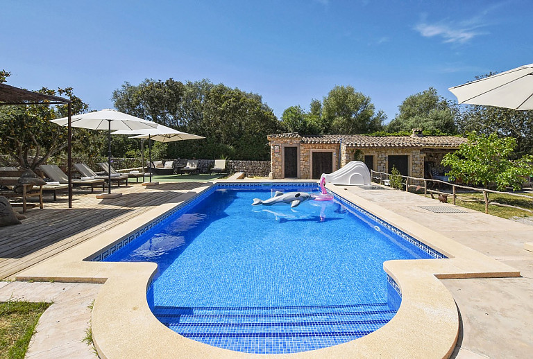 Treppe in den Pool im Garten 