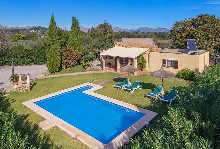 Garten mit pool vor der Finca