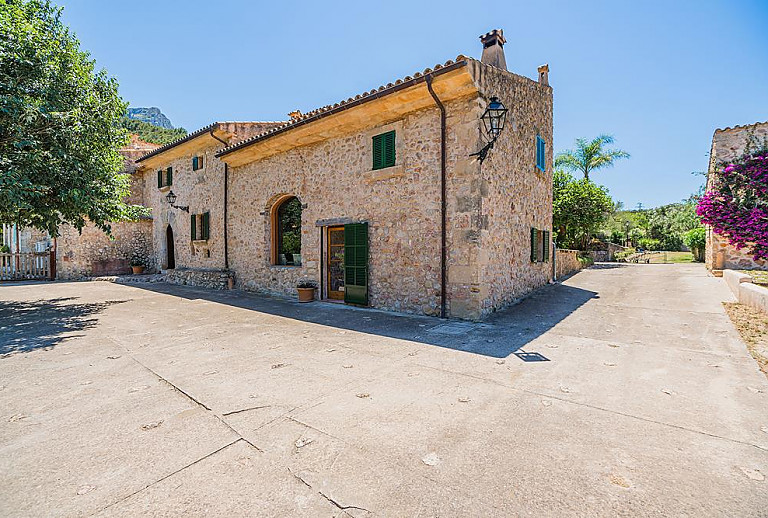 Hof mit Baum vor der Finca