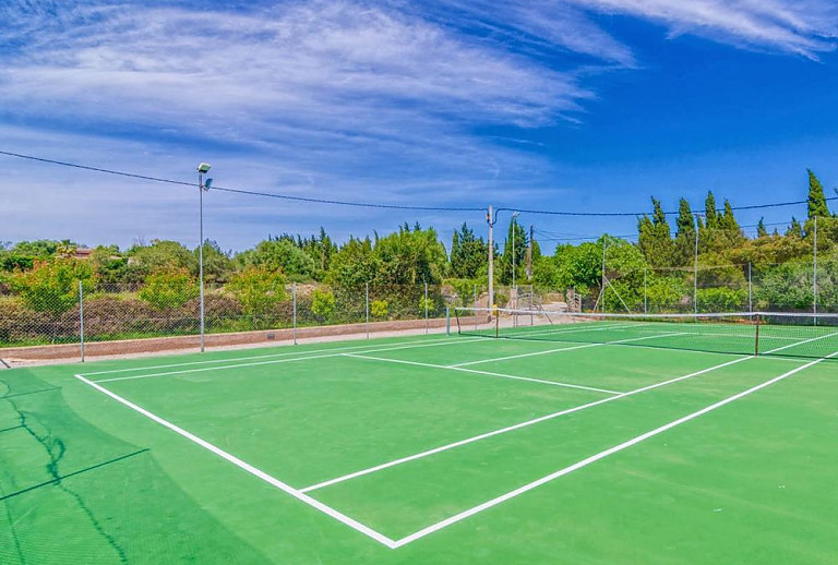 Tennisplatz auf dem Grundstück 