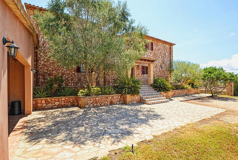 Natursteinfinca mit Baum und Garage