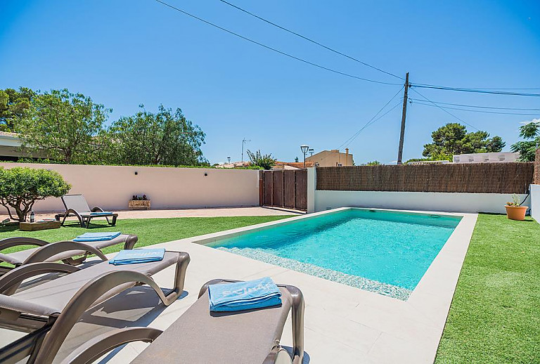 Poolliegen am Schwimmbecken im Garten