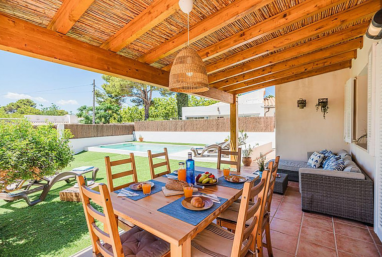 Terrasse mit Vordach und Esstisch