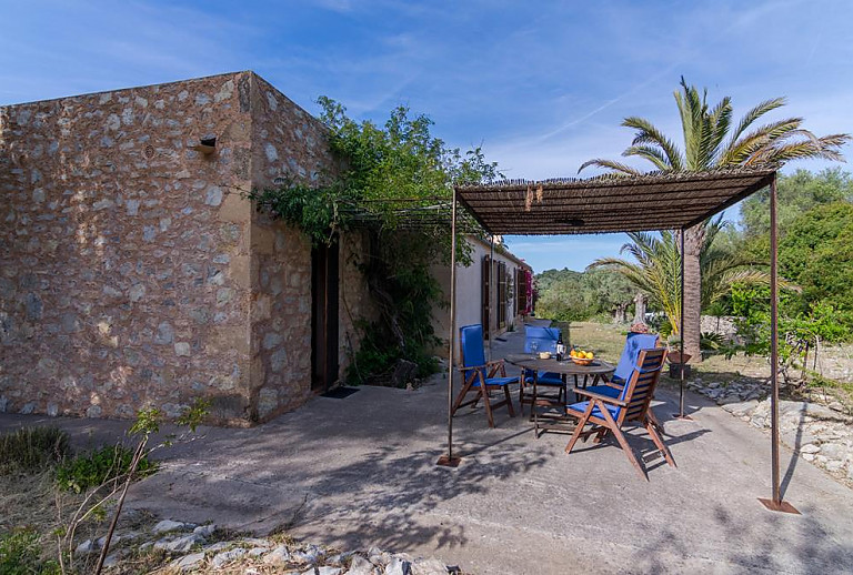 Terrasse mit Esstisch und Vordach