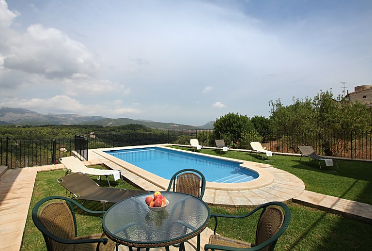 Garten Rasen Weitblick Gartentisch Stühle Pool