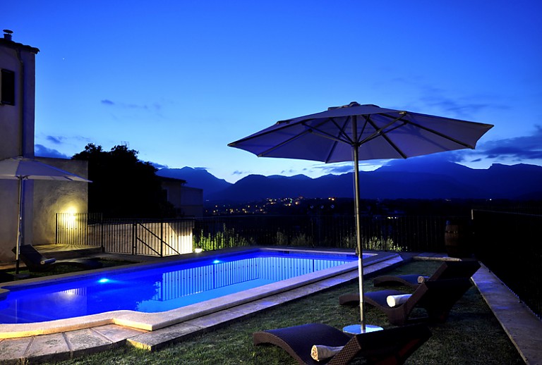 Abendhimmel Beleuchtung Garten Pool Sonnenschirm