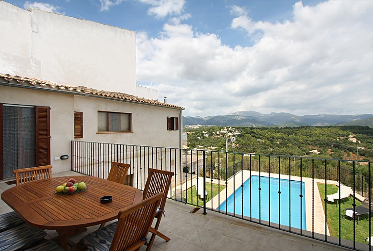 Terrasse Gartentisch Stühle Pool Weitblick