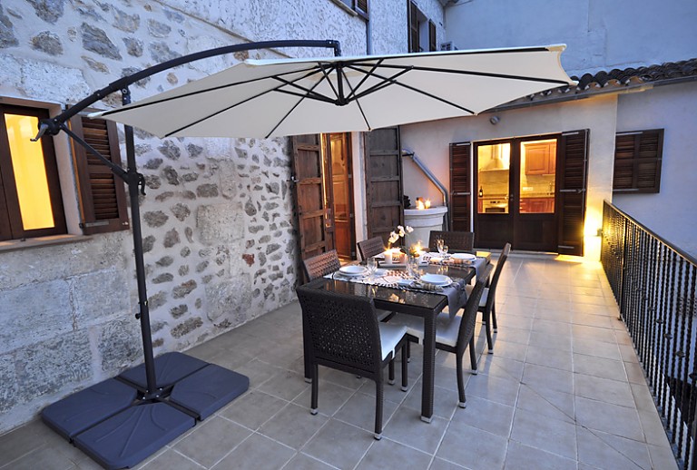 Terrasse Abendlicht Beleuchtung Tisch Stühle Hauswand