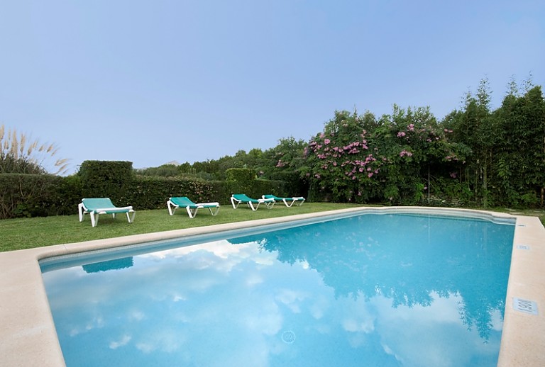 Pool Himmel Hecke Sonnenliegen
