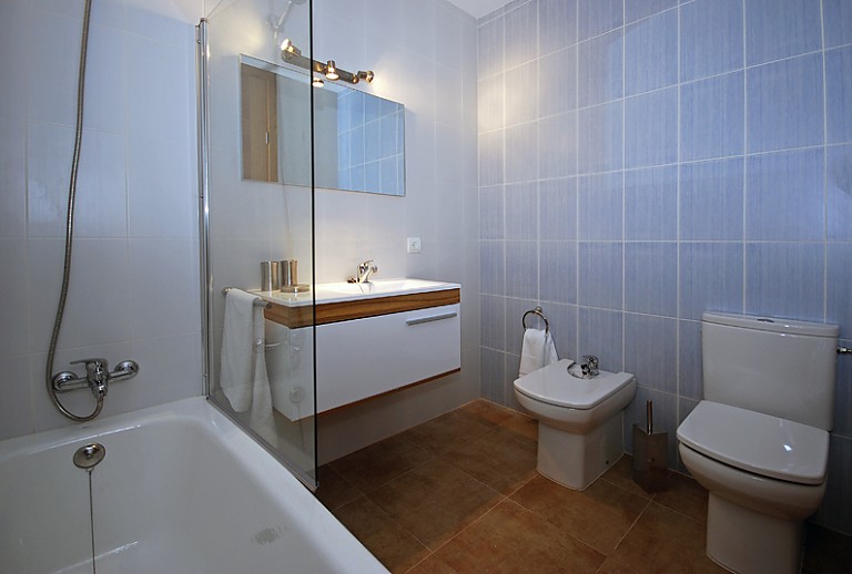 Badezimmer Wanne Waschbecken Spiegel WC Bidet